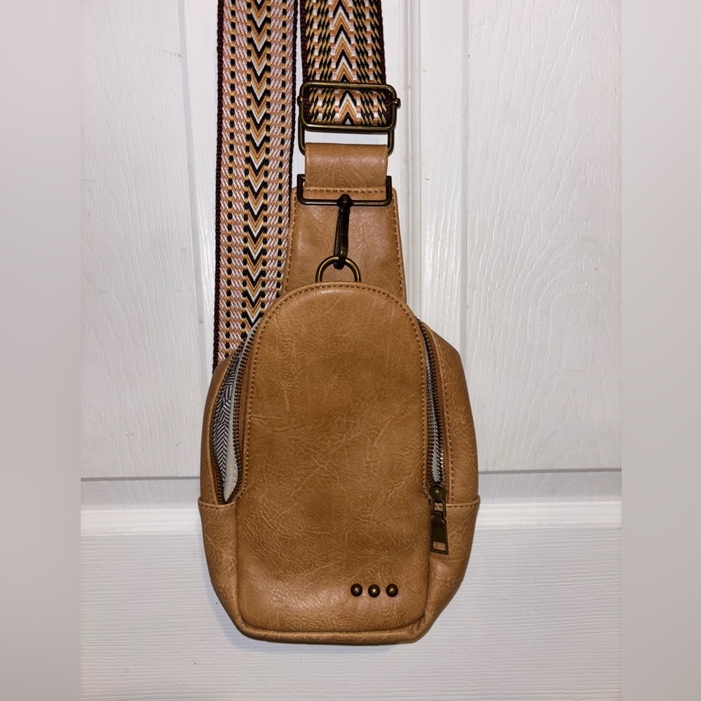 🤎 Tan Slingback Crossbody Bag with Patterned Guitar Strap 🤎